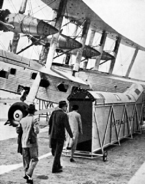 PASSENGERS BOARDING AN IMOERIAL AIRWAYS AIR LINER at Croydon